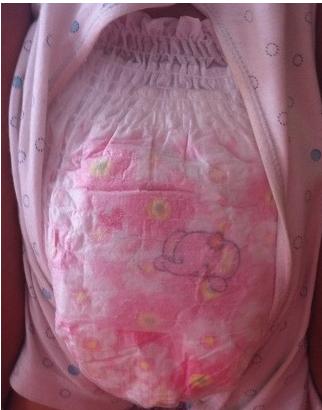 给宝宝穿上了,拉拉裤适合宝宝行动能力强以后用,不然宝宝乱动纸尿裤