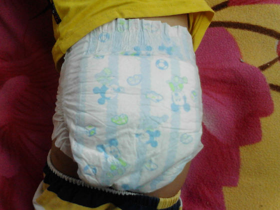 男生扮小婴儿穿尿布裤图片